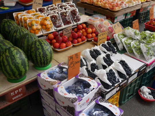 목사랑시장 내 위치한 과일가게 '초록비타민'에서는 다양한 종류의 신선한 과일을 취급한다. 한국간편결제진흥원 제공.